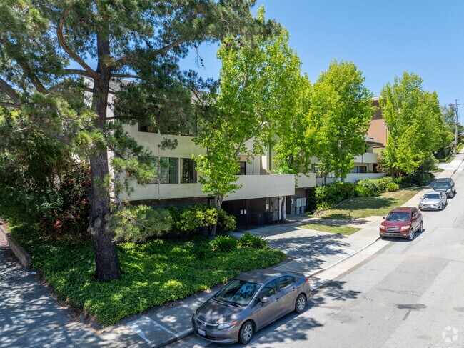 Building Photo - Rivertree Condominiums