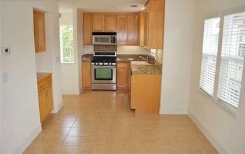 Building Photo - 2745 Elston St