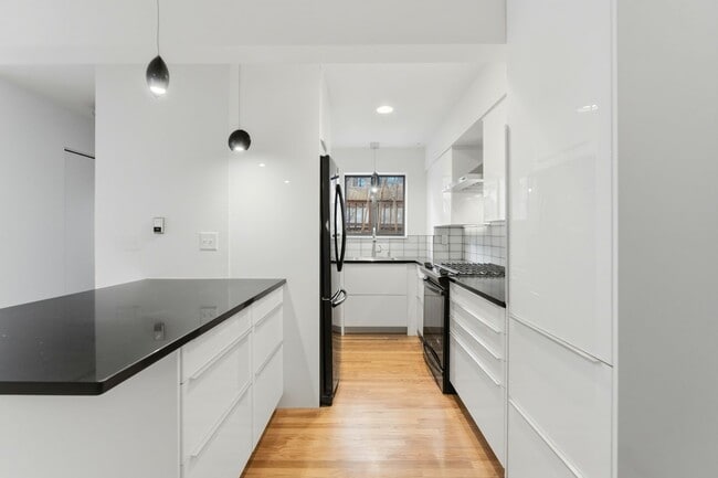 Foto del edificio - Beautiful 5-bed, 3.5 bath townhome steps from hiking trails and West Pearl St