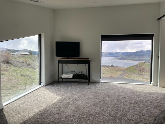 Building Photo - 40740 Clearview Dr N