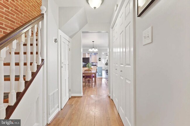 Foto del edificio - Inviting 3Bed/3Bath Townhome with Modern U...