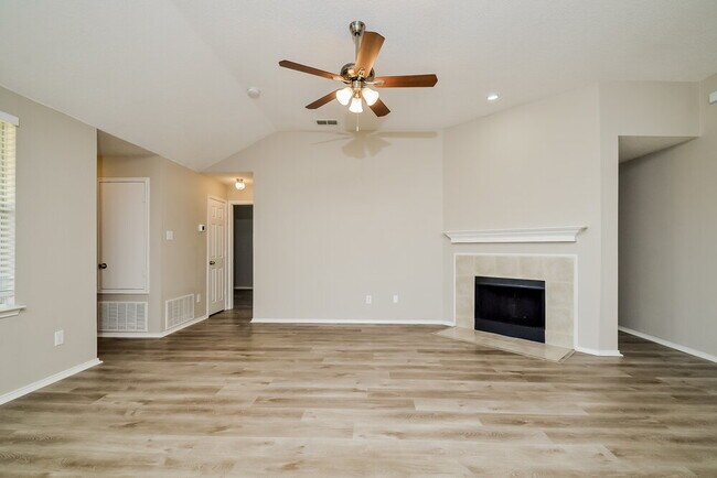 Foto del edificio - 1620 Logan Dr