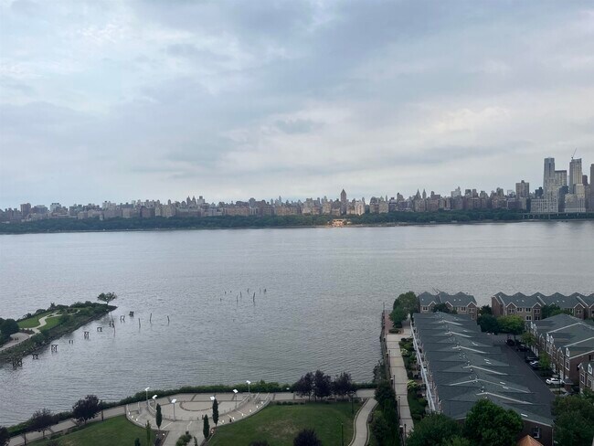 Foto del edificio - 7004 BLVD E