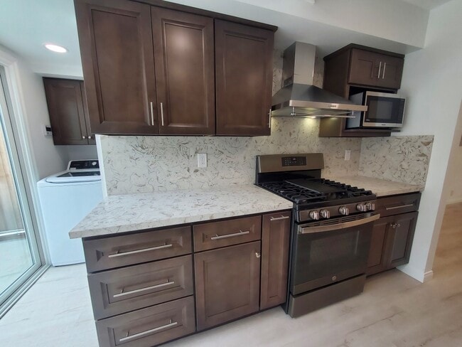 Building Photo - 4040 Grand View Blvd