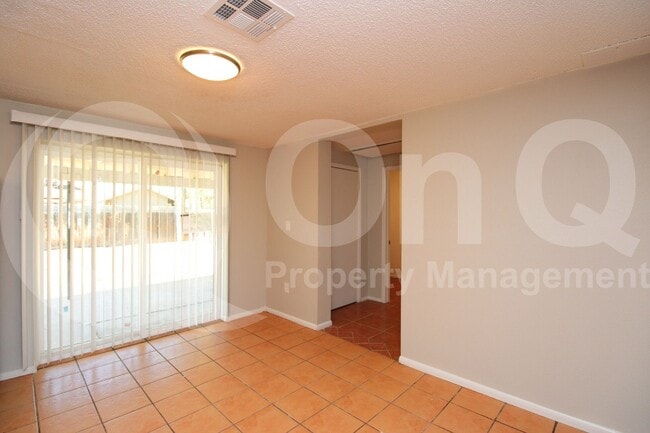 Building Photo - 8128 W Earll Dr