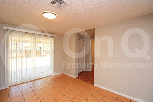 Foto del edificio - 8128 W Earll Dr