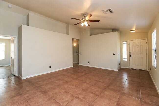 Foto del edificio - 10940 E Diamond Ave
