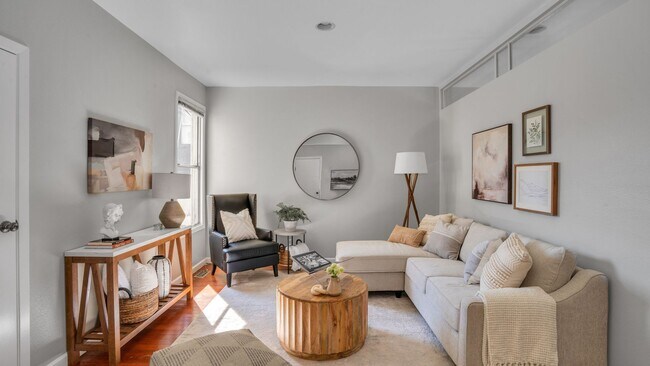 Foto del edificio - Two Bedroom Condo in SOMA with Yard, Parking, and W/D.