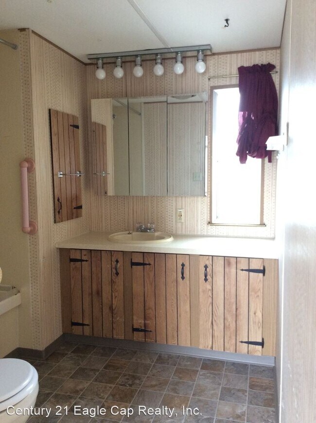 Foto del edificio - 2 br, 1 bath Apartment - 2414 Empire Dr.