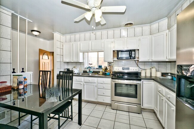 Foto del edificio - 7014 N Kilbourn Ave