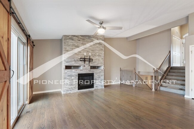Foto del edificio - Stylish Townhouse 2bed / 2bath, 2 car garage and AC in Gated Community Near Powers Corridor