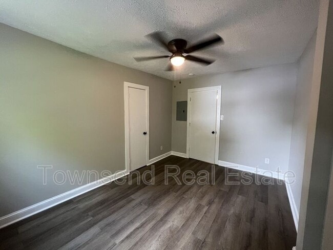 Building Photo - 807 Branson St