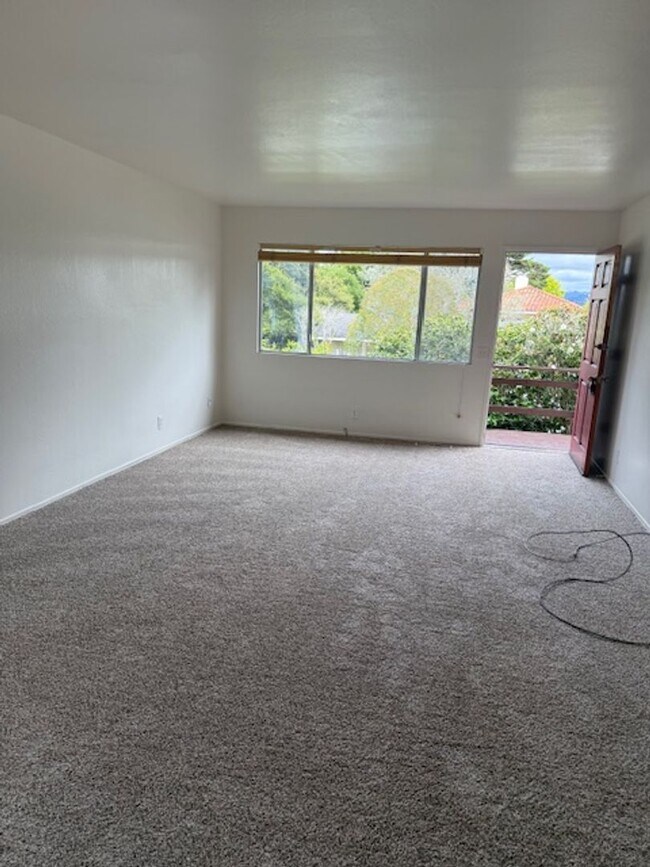 Foto del edificio - Large Three bedroom two bath home walking distance to downtown Monterey, DLI, MIIS and the Warf