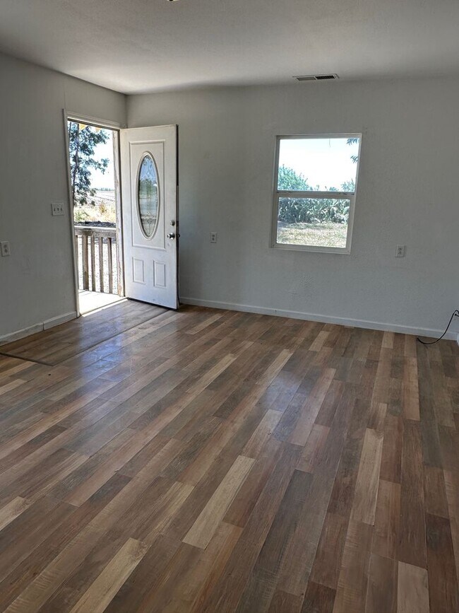 Building Photo - Country House! New Interior Paint!