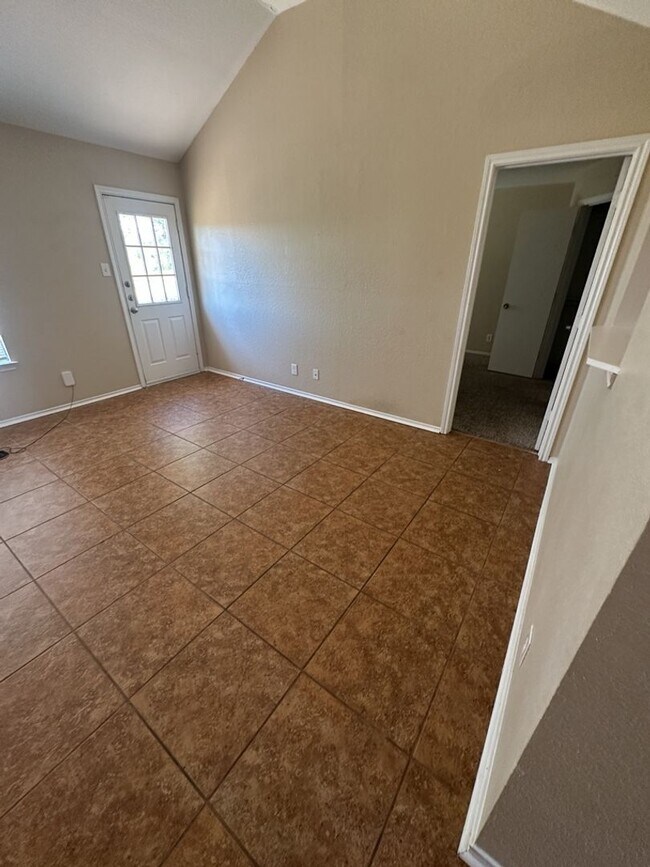 Foto del edificio - AVAILABLE NOW!