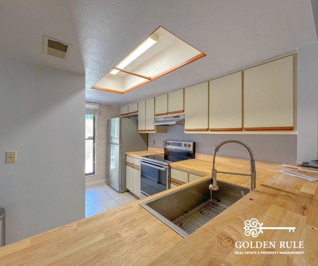 Building Photo - 403 SW 54th Dr