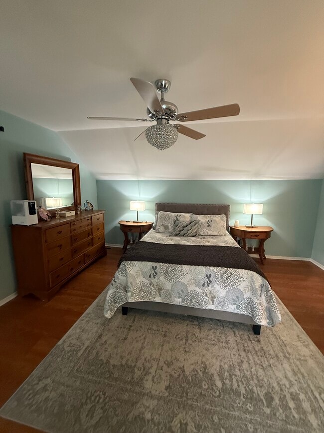 Top floor primary bedroom - 32 Village Walk