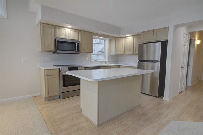 Foto del edificio - 245 Roseland Ln