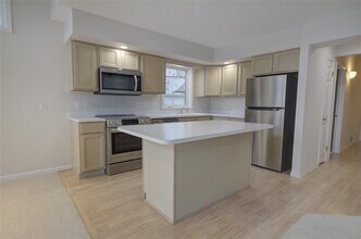 Building Photo - 245 Roseland Ln