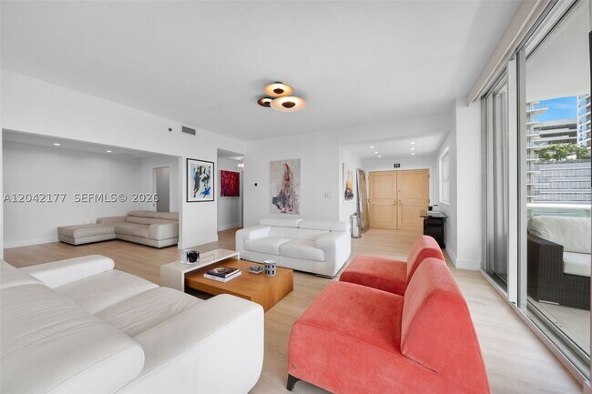 Building Photo - 2645 S Bayshore Dr