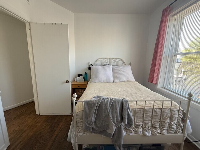 Foto del edificio - Rogers Park 1 Bed 1 Bath/ Dog Friendly / Top Floor Unit