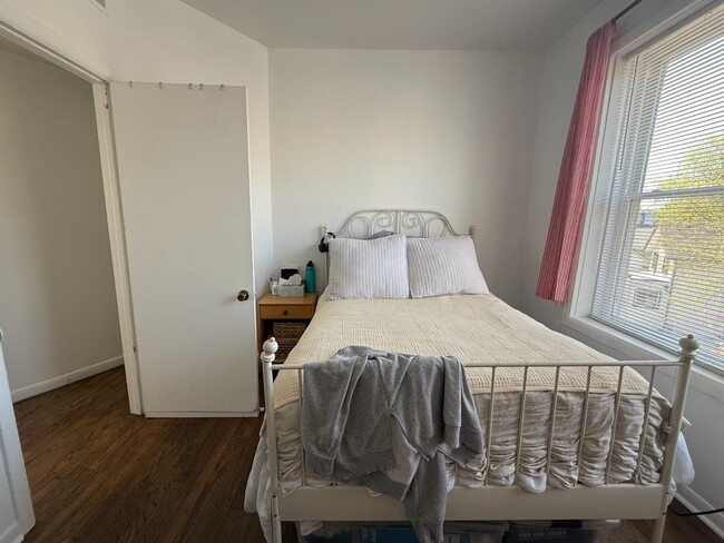 Building Photo - Rogers Park 1 Bed 1 Bath/ Dog Friendly / Top Floor Unit