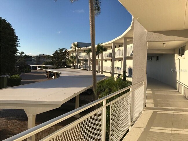 Foto del edificio - 100 Sands Point Rd