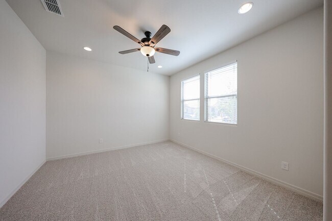 Building Photo - 3 bedroom + Den in Asante community