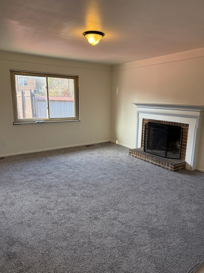 LIVING ROOM - 581 Bessinger Dr