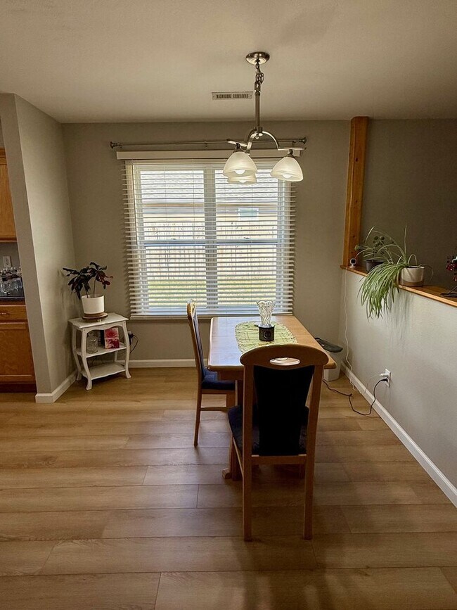 Foto del edificio - Updated 3BR Home with Laminate Flooring Throughout & Spacious Yard