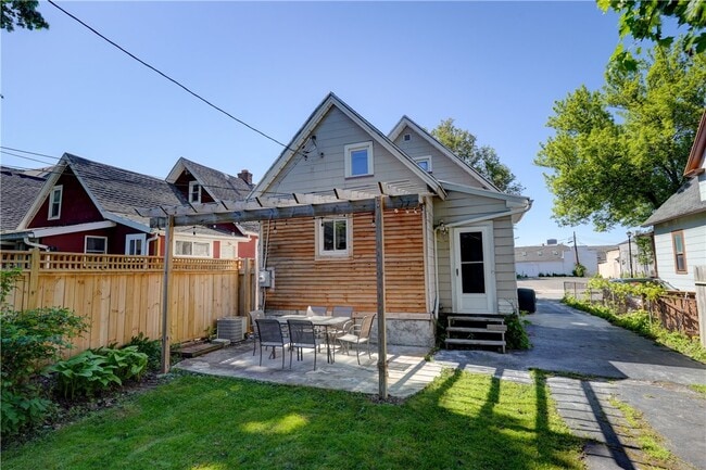 Building Photo - 437 Caroline St