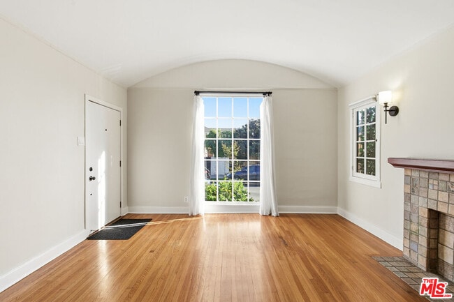 Foto del edificio - 7261 Waring Ave