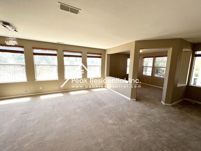 Foto del edificio - Spacious Lincoln Crossing 4bd/2.5ba Home w...