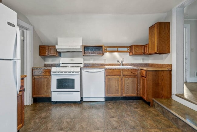 Building Photo - 904 1/2 Clay St - Cedar Falls