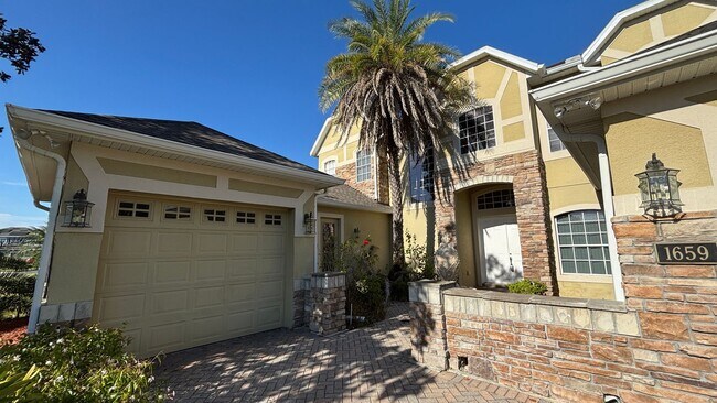 Building Photo - 4 Bedroom, 4 Bath Single Family Pool Home!