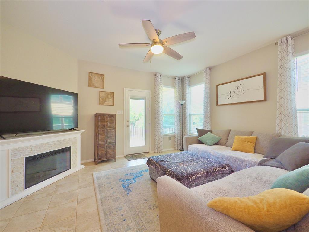 Primary Photo - 201 Sheepshank Dr
