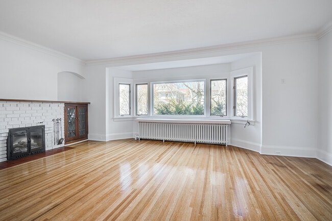 Building Photo - 105 Hillsdale Ave W