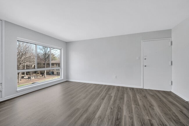 Building Photo - Reston Glade