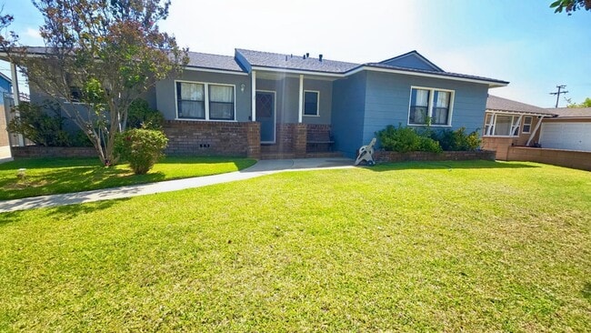 Building Photo - 726 N Foxdale Ave