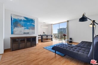 Building Photo - 100 S Doheny Dr