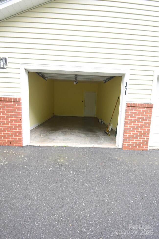Foto del edificio - 16423 Golden River Ln
