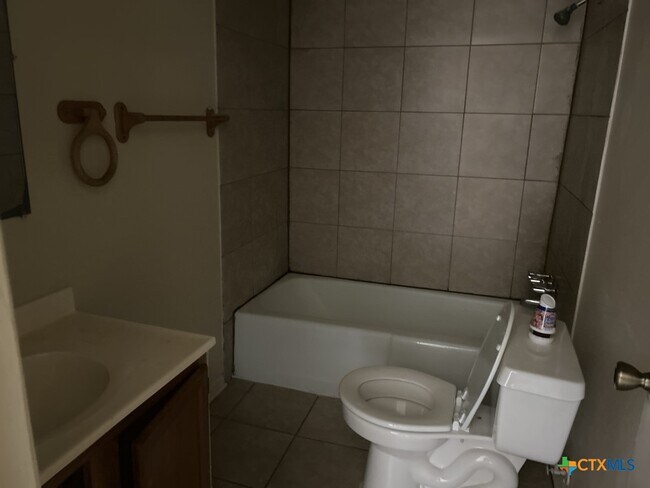 Foto del edificio - 903 N Main St