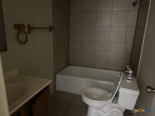 Building Photo - 903 N Main St