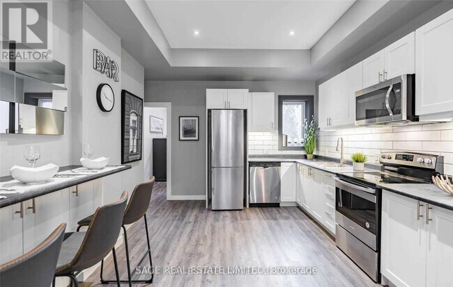 Building Photo - 247 Lisgar St