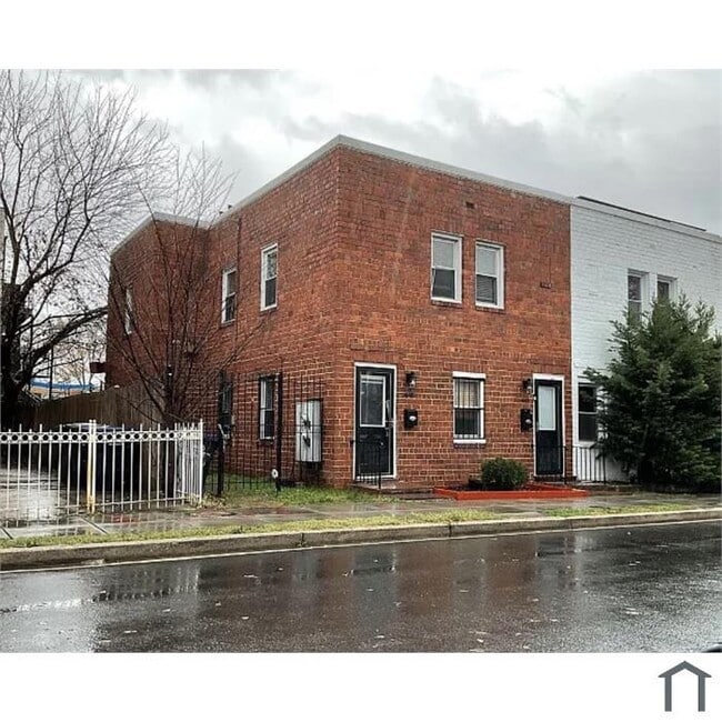Photo - 443 20th St NE House