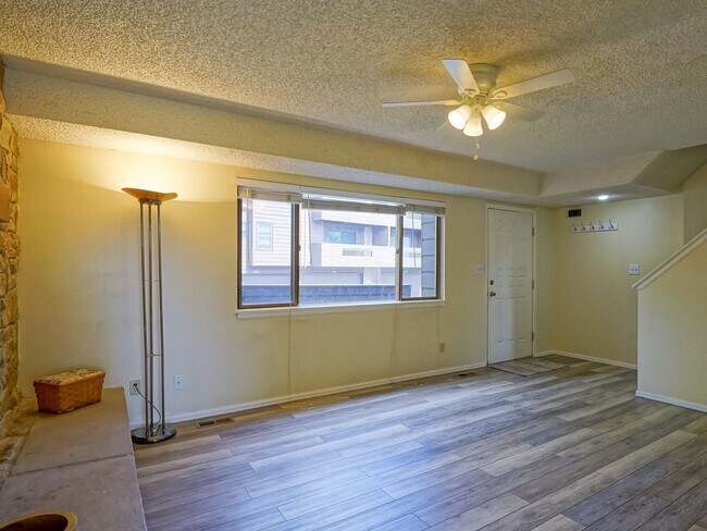Foto del edificio - Beautiful 2 Bed 2.5 Bath Townhome!!