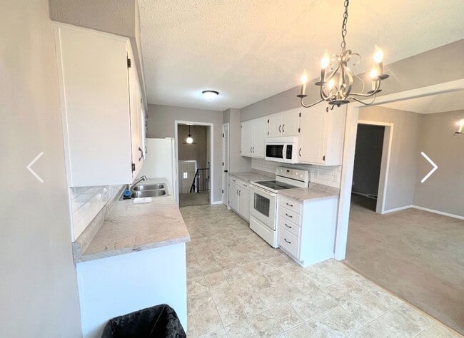 Building Photo - Huge 3 bedroom/2 bathroom home in Independ...