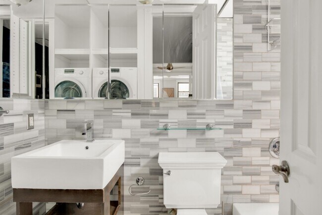 Foto del edificio - 345 W 53rd St