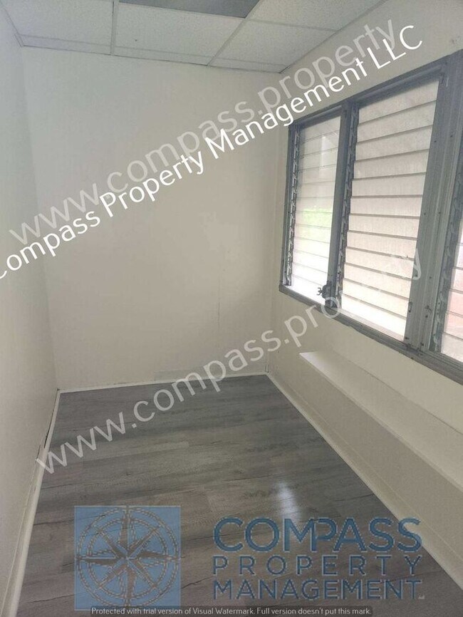 Building Photo - $1695 - 3 Bed, 1.5 Bath Duplex Home - Coat...