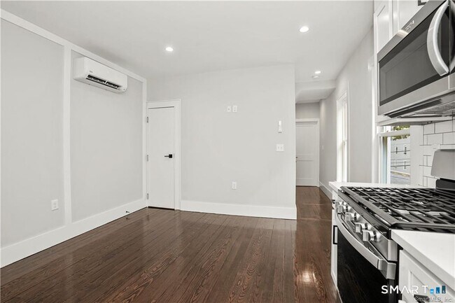 Foto del edificio - 174 Coram Ave